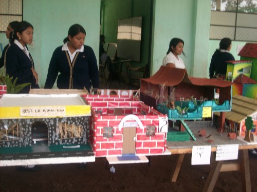 Alumnos diseñando su propia escuela